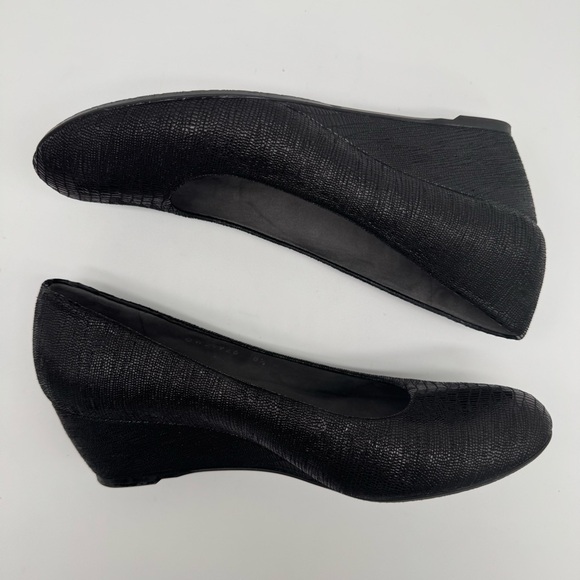 Stuart Weitzman Black Embossed Shimmer Leather Wedge Heels Size 8.5 - Picture 7 of 12